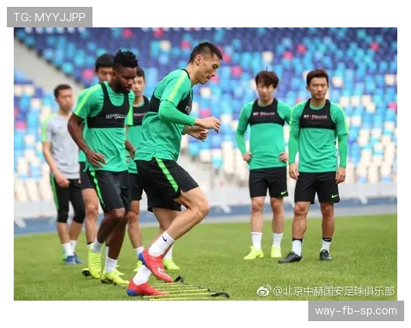 国安中场看似人多，实则功能重叠，节奏全乱了